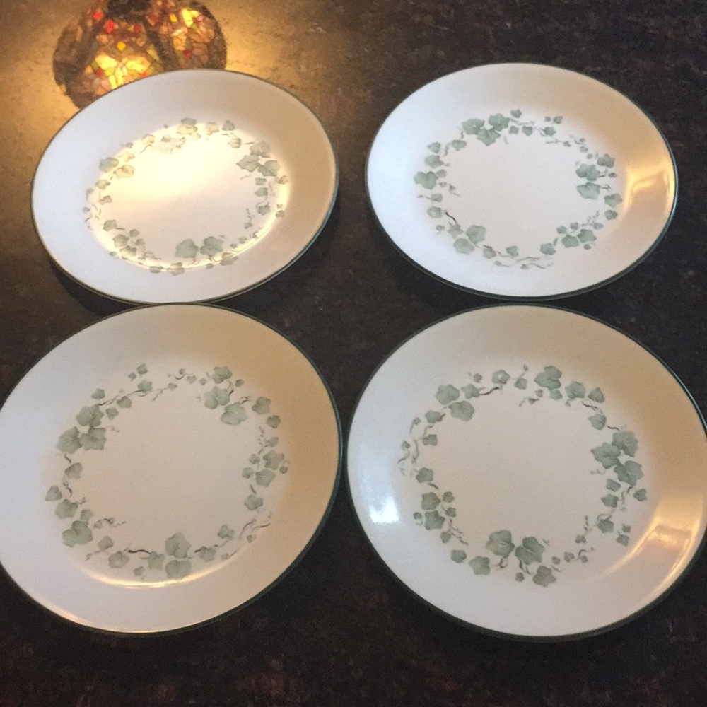 4 Corelle Callaway 9” Salad Plates
